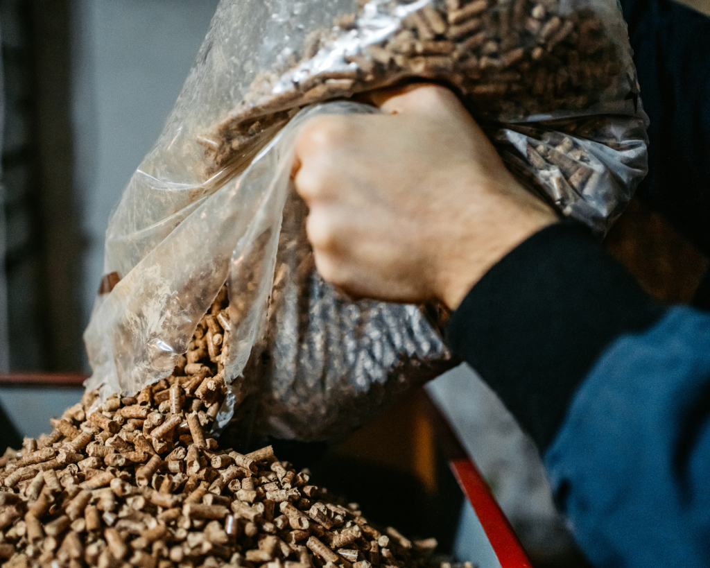 pelletkachel bijvullen met houtpellets
