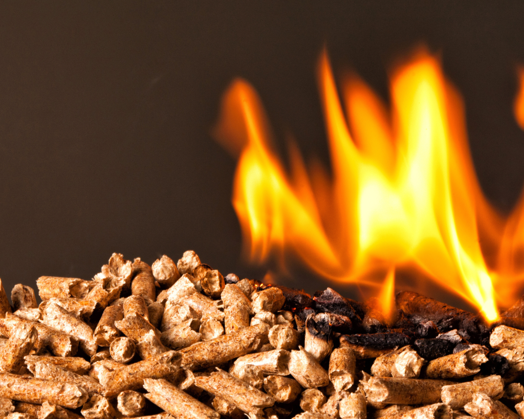 houtpellets huisje vlam